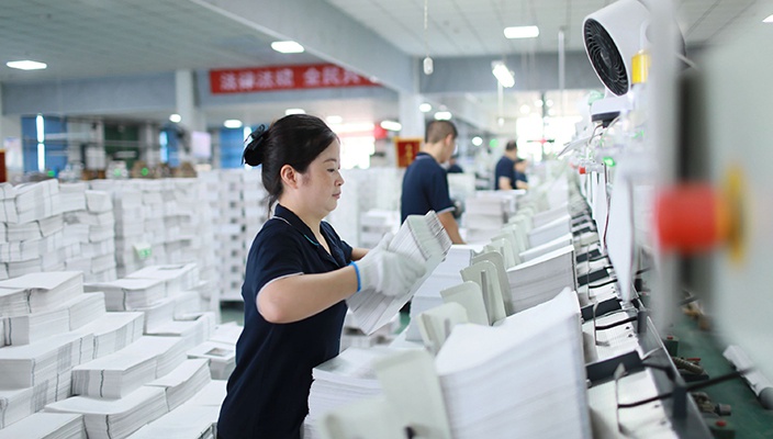 新華印務鉚足干勁 確?！罢n前到書 人手一冊”